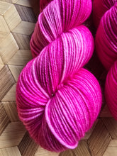 Lade das Bild in den Galerie-Viewer, Miss Piggy,  Velvet Touch, Fingering weight,100 Gramm, 400 Meter, mit Liebe handgefärbt.
