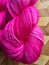 Lade das Bild in den Galerie-Viewer, Miss Piggy,  Velvet Touch, Fingering weight,100 Gramm, 400 Meter, mit Liebe handgefärbt.
