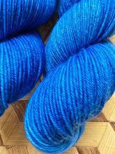Lade das Bild in den Galerie-Viewer, King Charles ,  Velvet Touch, Fingering weight,100 Gramm, 400 Meter, mit Liebe handgefärbt.
