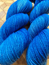 Lade das Bild in den Galerie-Viewer, King Charles ,  Velvet Touch, Fingering weight,100 Gramm, 400 Meter, mit Liebe handgefärbt.
