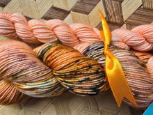 Lade das Bild in den Galerie-Viewer, Monatsfärbung September 2026 EichhörnchenZauber, Velvet Touch, Fingering weight, 100 Gramm, 400 Meter mit MiniSkein)

