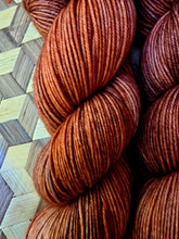 Lade das Bild in den Galerie-Viewer, Naturburschen ,  Velvet Touch, Fingering weight,100 Gramm, 400 Meter, mit Liebe handgefärbt. Farbe: Rotwild
