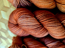 Lade das Bild in den Galerie-Viewer, Naturburschen ,  Velvet Touch, Fingering weight,100 Gramm, 400 Meter, mit Liebe handgefärbt. Farbe: Rotwild
