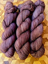 Lade das Bild in den Galerie-Viewer, Naturburschen ,  Velvet Touch, Fingering weight,100 Gramm, 400 Meter, mit Liebe handgefärbt. Farbe: Hüttenzauber
