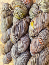 Lade das Bild in den Galerie-Viewer, Naturburschen ,  Velvet Touch, Fingering weight,100 Gramm, 400 Meter, mit Liebe handgefärbt. Farbe: Hirschrufer
