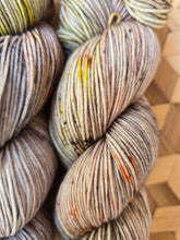 Lade das Bild in den Galerie-Viewer, Naturburschen ,  Velvet Touch, Fingering weight,100 Gramm, 400 Meter, mit Liebe handgefärbt. Farbe: Hirschrufer
