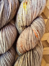 Lade das Bild in den Galerie-Viewer, Naturburschen ,  Velvet Touch, Fingering weight,100 Gramm, 400 Meter, mit Liebe handgefärbt. Farbe: Hirschrufer
