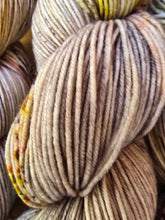 Lade das Bild in den Galerie-Viewer, Naturburschen ,  Velvet Touch, Fingering weight,100 Gramm, 400 Meter, mit Liebe handgefärbt. Farbe: Hirschrufer
