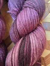 Lade das Bild in den Galerie-Viewer, Naturburschen ,  Velvet Touch, Fingering weight,100 Gramm, 400 Meter, mit Liebe handgefärbt. Farbe: Waldschatten
