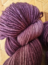 Lade das Bild in den Galerie-Viewer, Naturburschen ,  Velvet Touch, Fingering weight,100 Gramm, 400 Meter, mit Liebe handgefärbt. Farbe: Waldschatten
