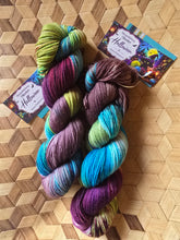 Lade das Bild in den Galerie-Viewer, Halloween,  Velvet Touch, Fingering weight,100 Gramm, 400 Meter, mit Liebe handgefärbt. Farbe: Oktober Strang Halloween
