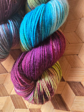 Lade das Bild in den Galerie-Viewer, Halloween,  Velvet Touch, Fingering weight,100 Gramm, 400 Meter, mit Liebe handgefärbt. Farbe: Oktober Strang Halloween

