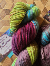 Lade das Bild in den Galerie-Viewer, Halloween,  Velvet Touch, Fingering weight,100 Gramm, 400 Meter, mit Liebe handgefärbt. Farbe: Oktober Strang Halloween
