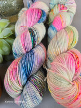 Lade das Bild in den Galerie-Viewer, Frau Küppers Oasis400 Velvet Touch, Fingering weight,100 Gramm, 400 Meter, mit Liebe handgefärbt.
