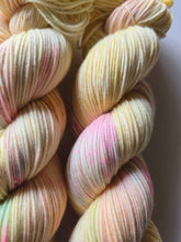 Lade das Bild in den Galerie-Viewer, Kariba Set Velvet Touch, Fingering weight,200 Gramm, 800 Meter, mit Liebe handgefärbt. FARBE: zartes gelb
