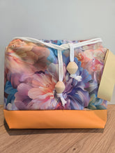 Lade das Bild in den Galerie-Viewer, Kleine Karo Bag mit viel Liebe handgenäht, Modell: Blütenpracht
