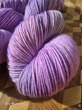 Lade das Bild in den Galerie-Viewer, Ra-schmunzel Oasis400 Velvet Touch, Fingering weight,100 Gramm, 400 Meter, mit Liebe handgefärbt.

