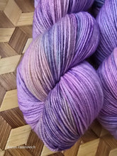 Lade das Bild in den Galerie-Viewer, Ra-schmunzel Oasis400 Velvet Touch, Fingering weight,100 Gramm, 400 Meter, mit Liebe handgefärbt.
