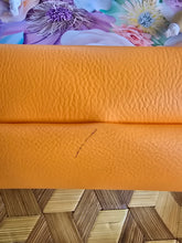 Lade das Bild in den Galerie-Viewer, Sonderpreis wegen Kulistrich am Boden,große Karo Bag, mit viel Liebe handgenäht, Modell: Blütenpracht, orangefarbener Boden
