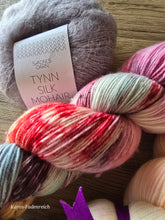 Lade das Bild in den Galerie-Viewer, Nimm was da ist!,engl. 75/25 superwash Socks Hi Twist, 2x 100 Gramm, 850 Meter, 1x Tynn Silk von Sandness + 1 MiniSkein Gratis
