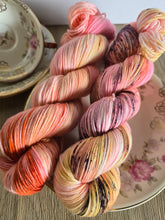 Lade das Bild in den Galerie-Viewer, Tagtraum Pfirsich Velvet Touch, Fingering weight,100 Gramm, 400 Meter, mit Liebe handgefärbt.
