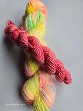 Lade das Bild in den Galerie-Viewer, Feenstaub Set,  Liebe Oasis400 Velvet Touch, Fingering weight mit MiniSkein 480 Meter, mit Liebe handgefärbt.
