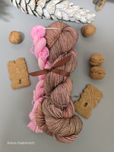 Lade das Bild in den Galerie-Viewer, Lebkuchen, Spekulatius und Co. 2025 Oasis400 Velvet Touch, Fingering weight mit MiniSkein 480 Meter, mit Liebe handgefärbt.
