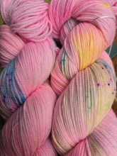 Lade das Bild in den Galerie-Viewer, Kinderlachen Oasis400 Velvet Touch, Fingering weight,100 Gramm, 400 Meter, mit Liebe handgefärbt.
