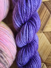 Lade das Bild in den Galerie-Viewer, BLÜTENZAUBER mit MiniSkein,  Velvet Touch, Fingering weight,100 Gramm, 400 Meter, mit Liebe handgefärbt. FARBE: Blütenzauber)
