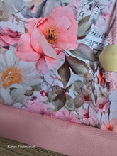 Lade das Bild in den Galerie-Viewer, Kleine Karo Bag mit viel Liebe handgenäht, Modell Rosen, Pfingstrosen und Co.
