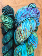 Lade das Bild in den Galerie-Viewer, Starbreeze Lufttänzer und Wolkenfreundin  Velvet Touch, Fingering weight,100 Gramm + MiniSkein 400 Meter + 80 Meter, mit Liebe handgefärbt. FARBE: Ozean
