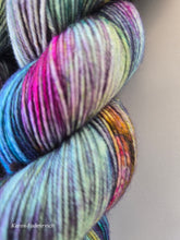 Lade das Bild in den Galerie-Viewer, Weltenwende Oasis400 Velvet Touch, Fingering weight,100 Gramm, 400 Meter, mit Liebe handgefärbt.
