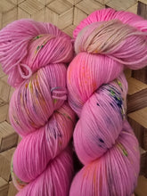 Lade das Bild in den Galerie-Viewer, Glücksbärchi, Oasis400 Velvet Touch, Fingering weight,100 Gramm, 400 Meter, mit Liebe handgefärbt.
