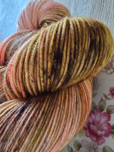 Lade das Bild in den Galerie-Viewer, Tagtraum Tabaco Velvet Touch, Fingering weight,100 Gramm, 400 Meter, mit Liebe handgefärbt.
