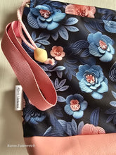 Lade das Bild in den Galerie-Viewer, Große Karo Bag, mit viel Liebe handgenäht, Modell 3D Blumen
