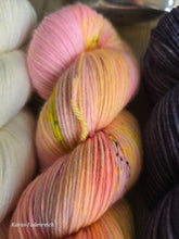Lade das Bild in den Galerie-Viewer, Bao Bao Set Nummer 2, Oasis400 Velvet touch, Fingering weight,100 Gramm, 1200 Meter, mit Liebe handgefärbt.
