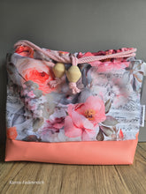 Lade das Bild in den Galerie-Viewer, Kleine Karo Bag mit viel Liebe handgenäht, Modell Rose
