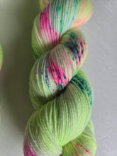 Lade das Bild in den Galerie-Viewer, Kariba Set Velvet Touch, Fingering weight,200 Gramm, 800 Meter, mit Liebe handgefärbt. FARBE: neon grün
