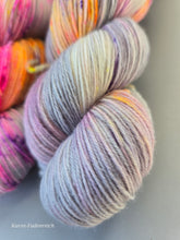 Lade das Bild in den Galerie-Viewer, Delight Oasis400 Velvet Touch, Fingering weight,100 Gramm, 400 Meter, mit Liebe handgefärbt.
