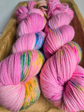 Lade das Bild in den Galerie-Viewer, Zauberbrause  Velvet Touch, Fingering weight,100 Gramm, 400 Meter, mit Liebe handgefärbt.
