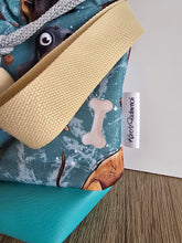 Lade das Bild in den Galerie-Viewer, Kleine Karo Bag mit viel Liebe handgenäht, Modell: Dackelliebe!
