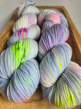 Lade das Bild in den Galerie-Viewer, Sternenpups Velvet Touch, Fingering weight,100 Gramm, 400 Meter, mit Liebe handgefärbt.

