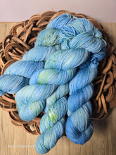 Lade das Bild in den Galerie-Viewer, Wellenwolf Oasis400 Velvet Touch, Fingering weight,100 Gramm, 400 Meter, mit Liebe handgefärbt.
