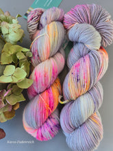 Lade das Bild in den Galerie-Viewer, Delight Oasis400 Velvet Touch, Fingering weight,100 Gramm, 400 Meter, mit Liebe handgefärbt.
