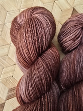 Lade das Bild in den Galerie-Viewer, Naturburschen ,  Velvet Touch, Fingering weight,100 Gramm, 400 Meter, mit Liebe handgefärbt. Revierförster
