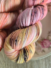 Lade das Bild in den Galerie-Viewer, Tagtraum Pfirsich Velvet Touch, Fingering weight,100 Gramm, 400 Meter, mit Liebe handgefärbt.
