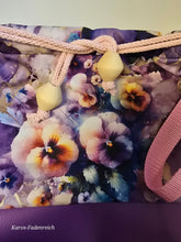 Lade das Bild in den Galerie-Viewer, Kleine Karo Bag mit viel Liebe handgenäht, Modell Blumen in Miefstütterchen
