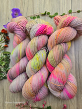 Lade das Bild in den Galerie-Viewer, Alte Liebe Oasis400 Velvet Touch, Fingering weight,100 Gramm, 400 Meter, mit Liebe handgefärbt.
