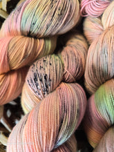 Lade das Bild in den Galerie-Viewer, Sternenstaub, Lace Perlgarn, 100% Schurwolle/Merino
