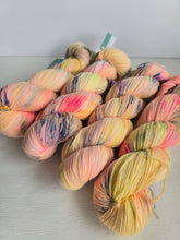 Lade das Bild in den Galerie-Viewer, Lachgummi  Velvet Touch, Fingering weight,100 Gramm, 400 Meter, mit Liebe handgefärbt.
